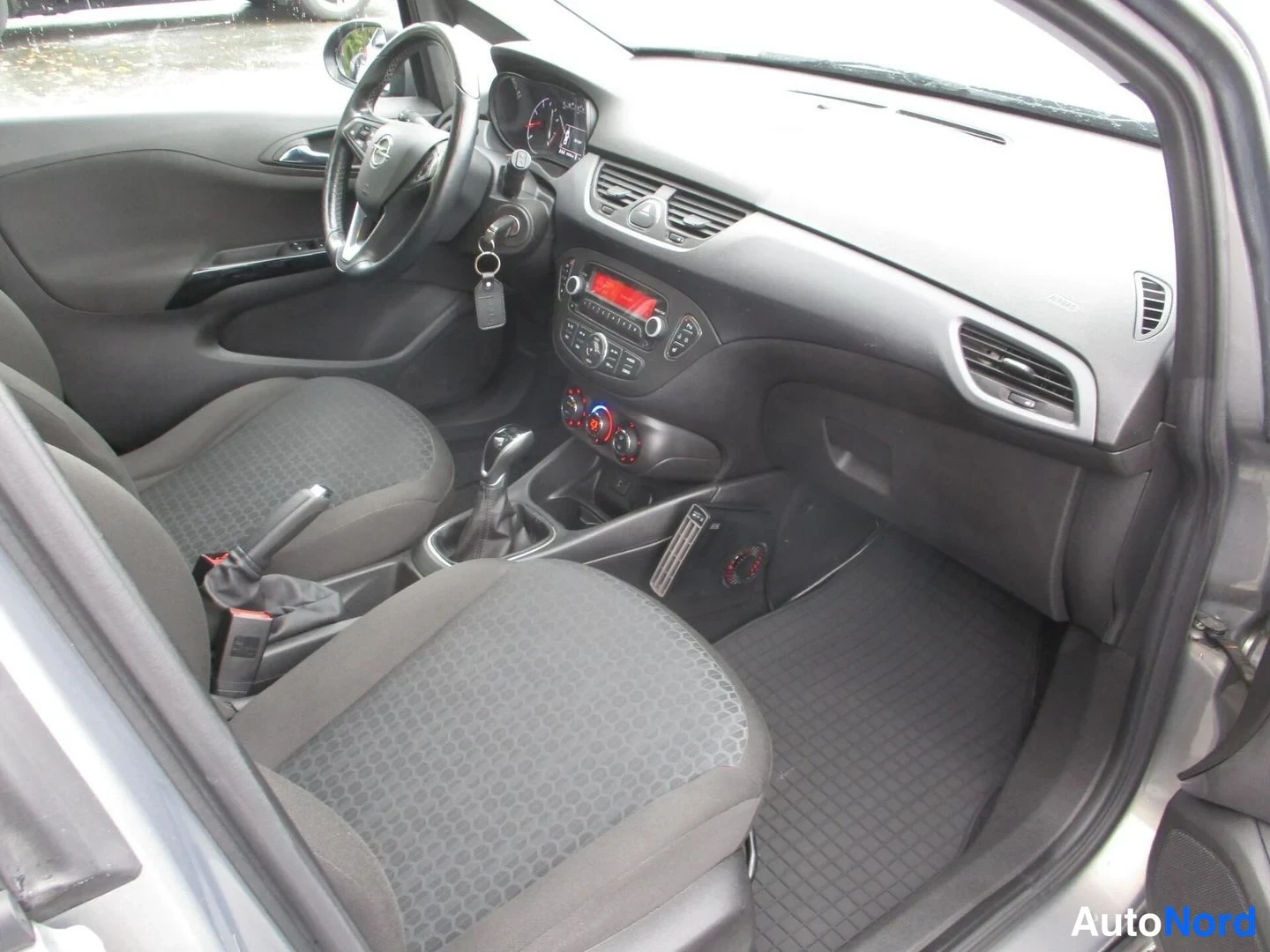 Ruskea Opel Corsa 2015, ohjaamo, kuva 12