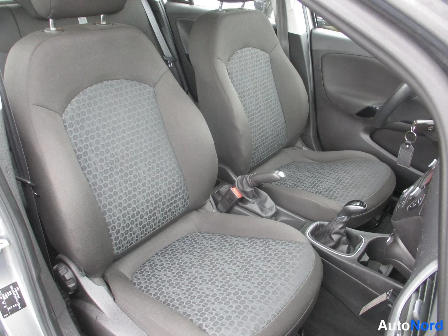 Ruskea Opel Corsa 2015, etuistuimet, kuva 14
