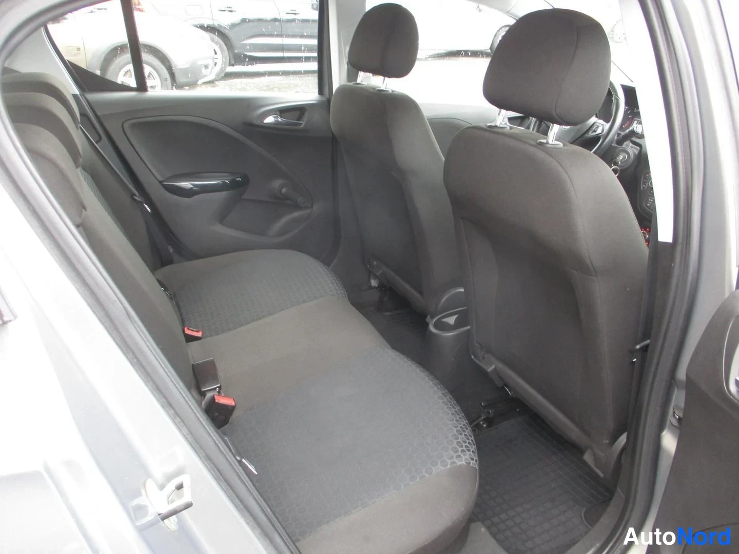 Ruskea Opel Corsa 2015, takaistuimet, kuva 16