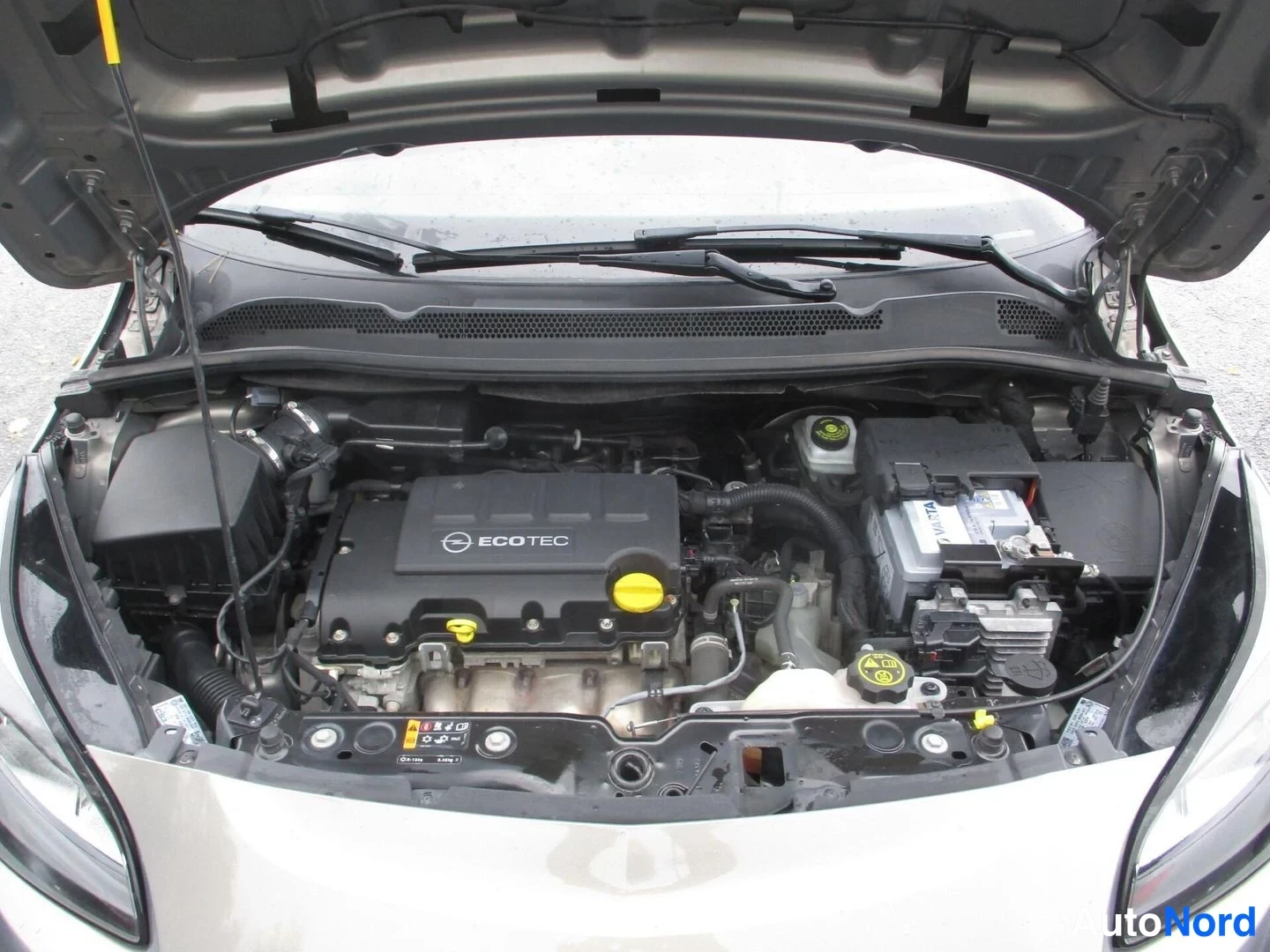 Ruskea Opel Corsa 2015, moottoritila, kuva 18