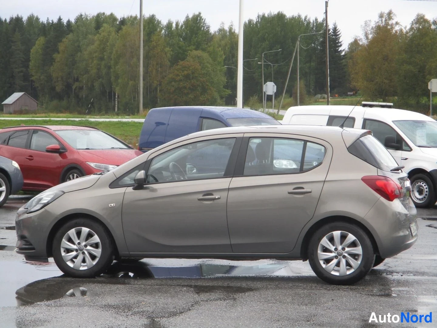 Ruskea Opel Corsa 2015, etuviisto, keula vasemmalle, kuva 2