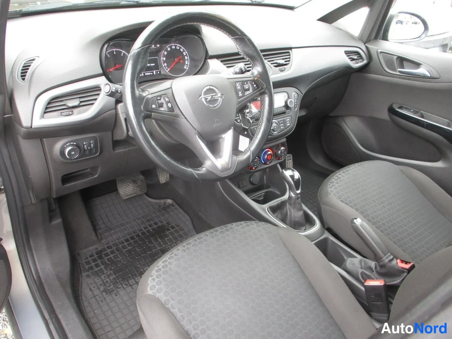 Ruskea Opel Corsa 2015, ohjaamo, kuva 10