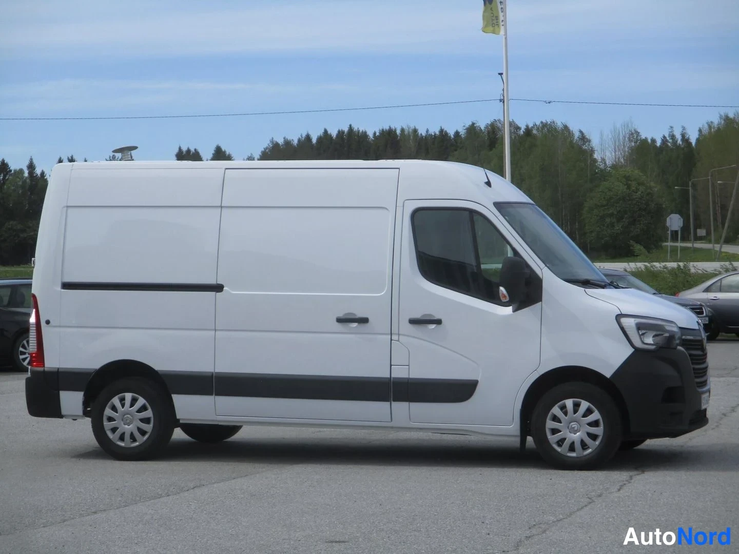 Valkoinen Renault Master 2023, sivulta, kuva 5