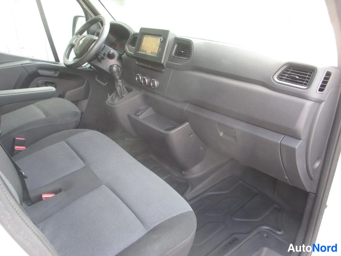 Valkoinen Renault Master 2023, ohjaamo, kuva 11