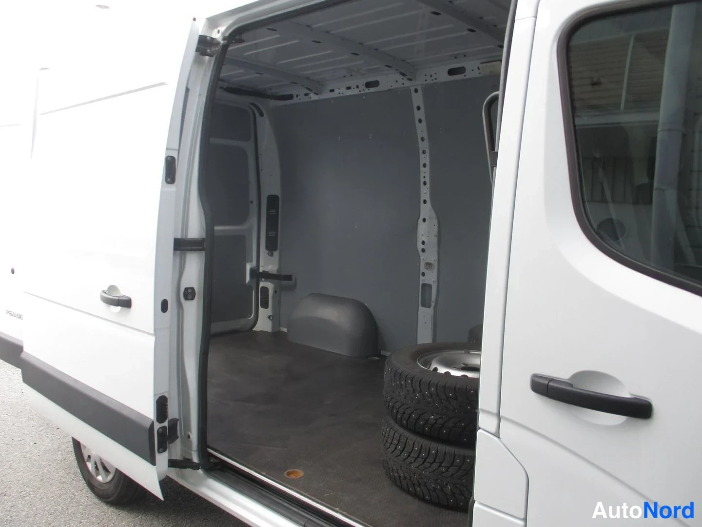 Valkoinen Renault Master 2023, tavaratila, kuva 15