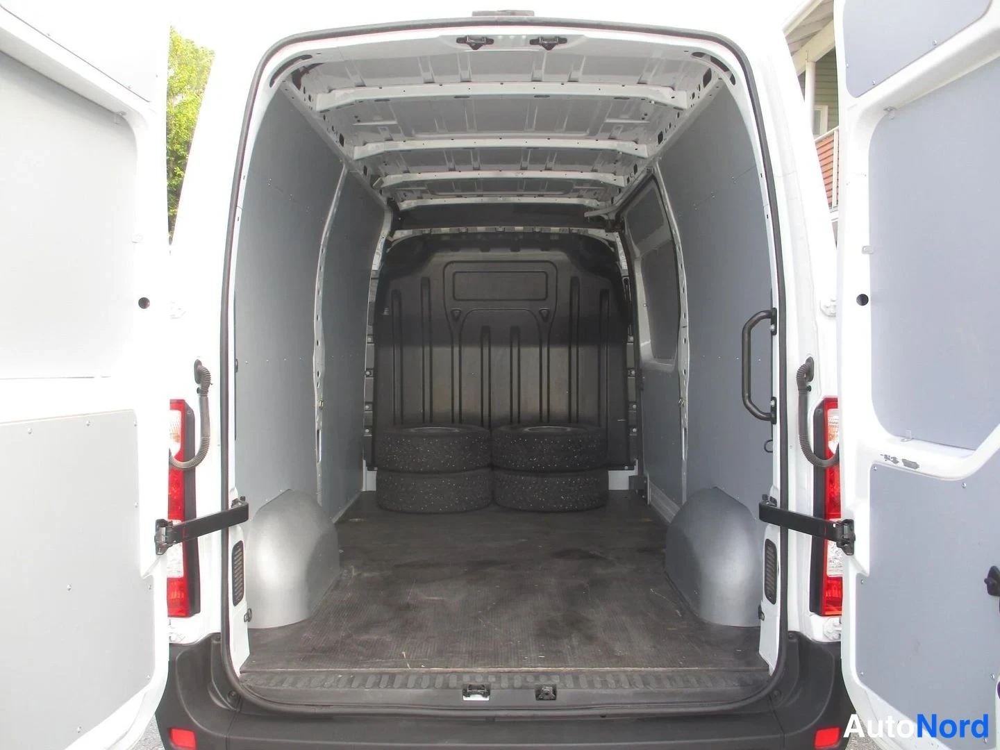 Valkoinen Renault Master 2023, tavaratila, kuva 13