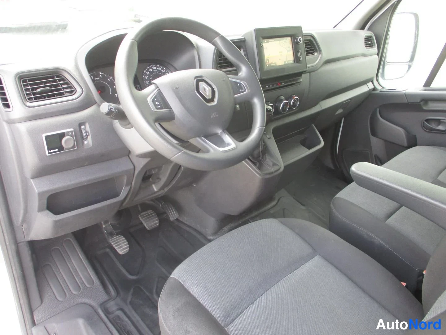 Valkoinen Renault Master 2023, ohjaamo, kuva 9