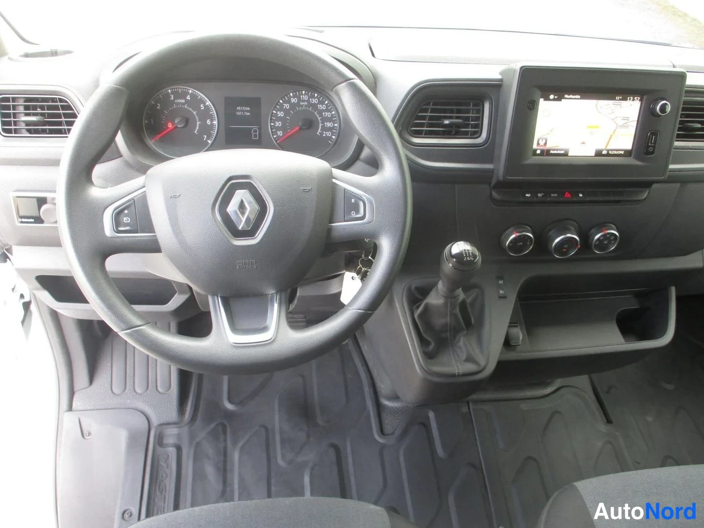 Valkoinen Renault Master 2023, ohjaamo, kuva 10
