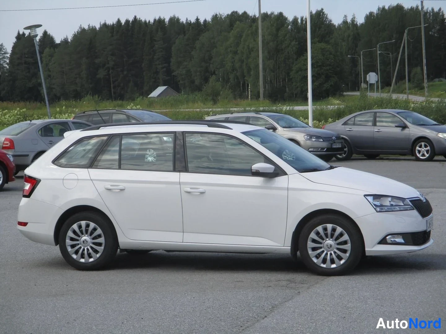 Valkoinen Skoda Fabia 2021, etuviisto, keula oikealle, kuva 3