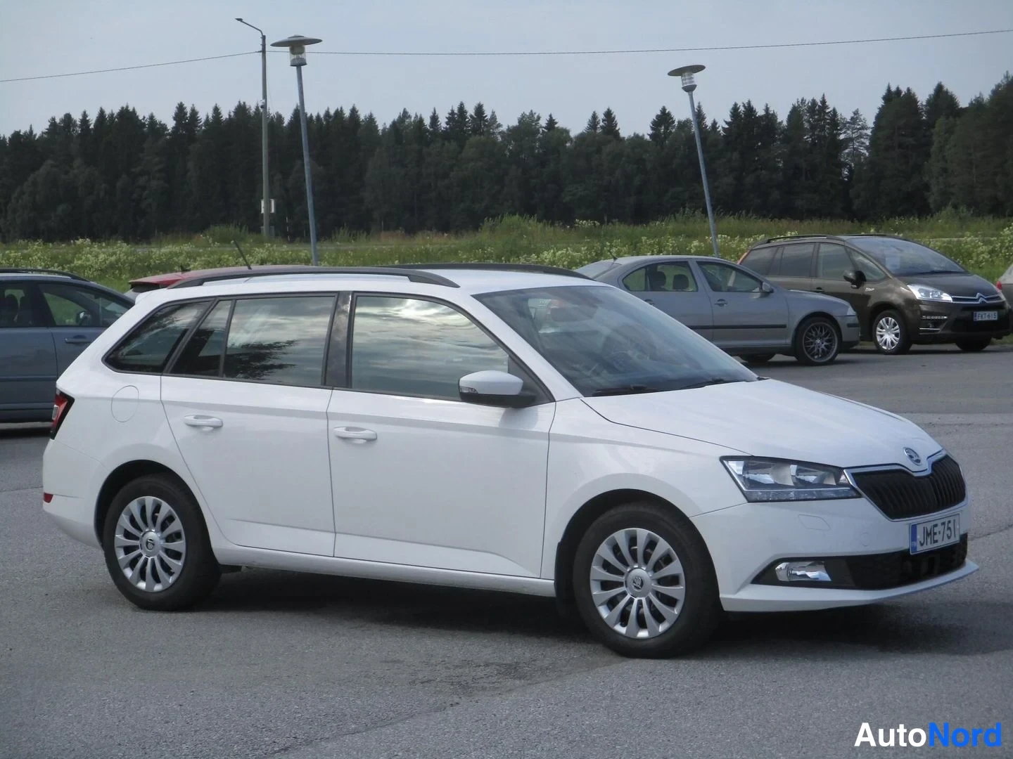 Valkoinen Skoda Fabia 2021, etuviisto, keula oikealle, kuva 4