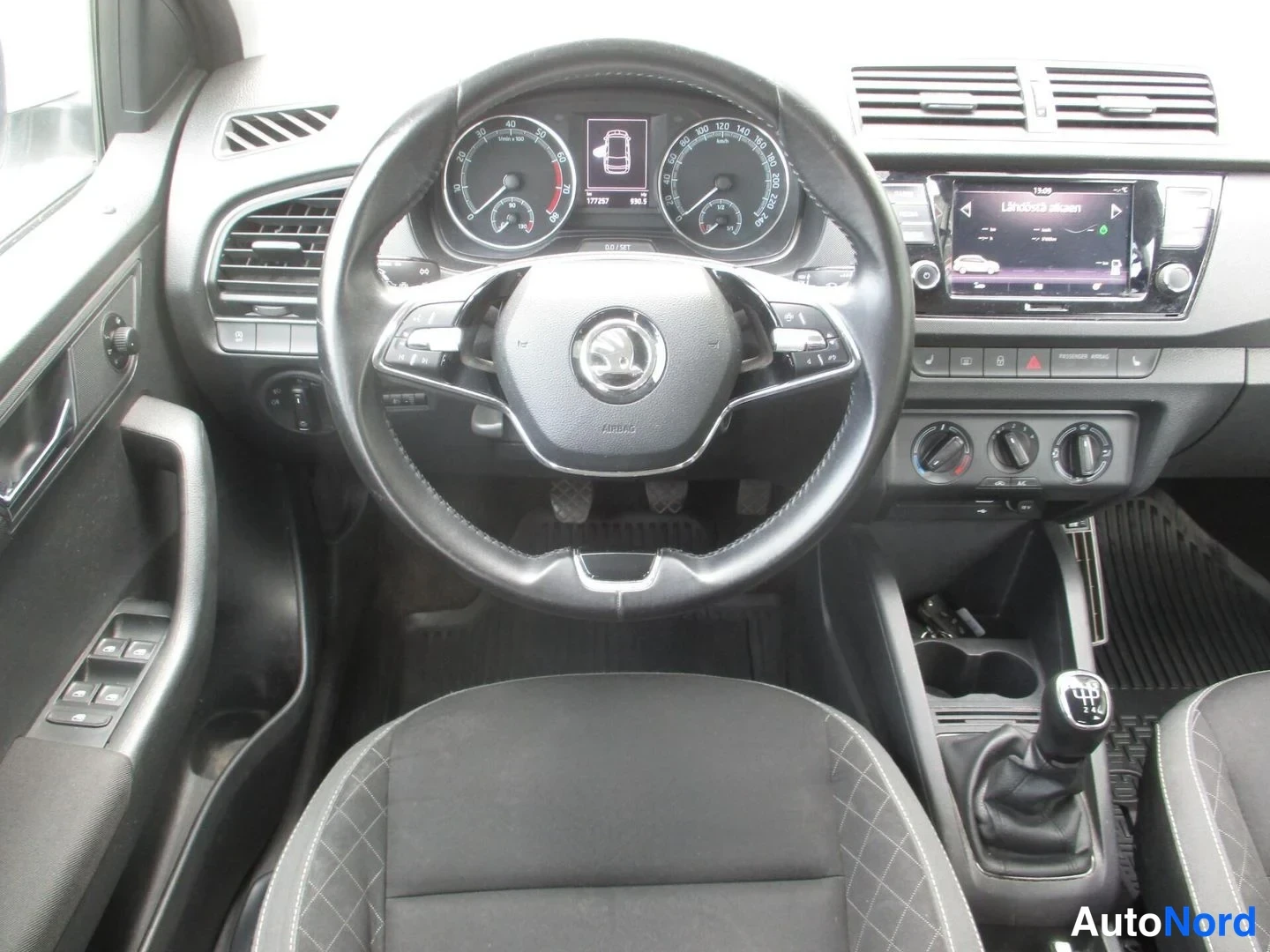 Valkoinen Skoda Fabia 2021, kuva 21