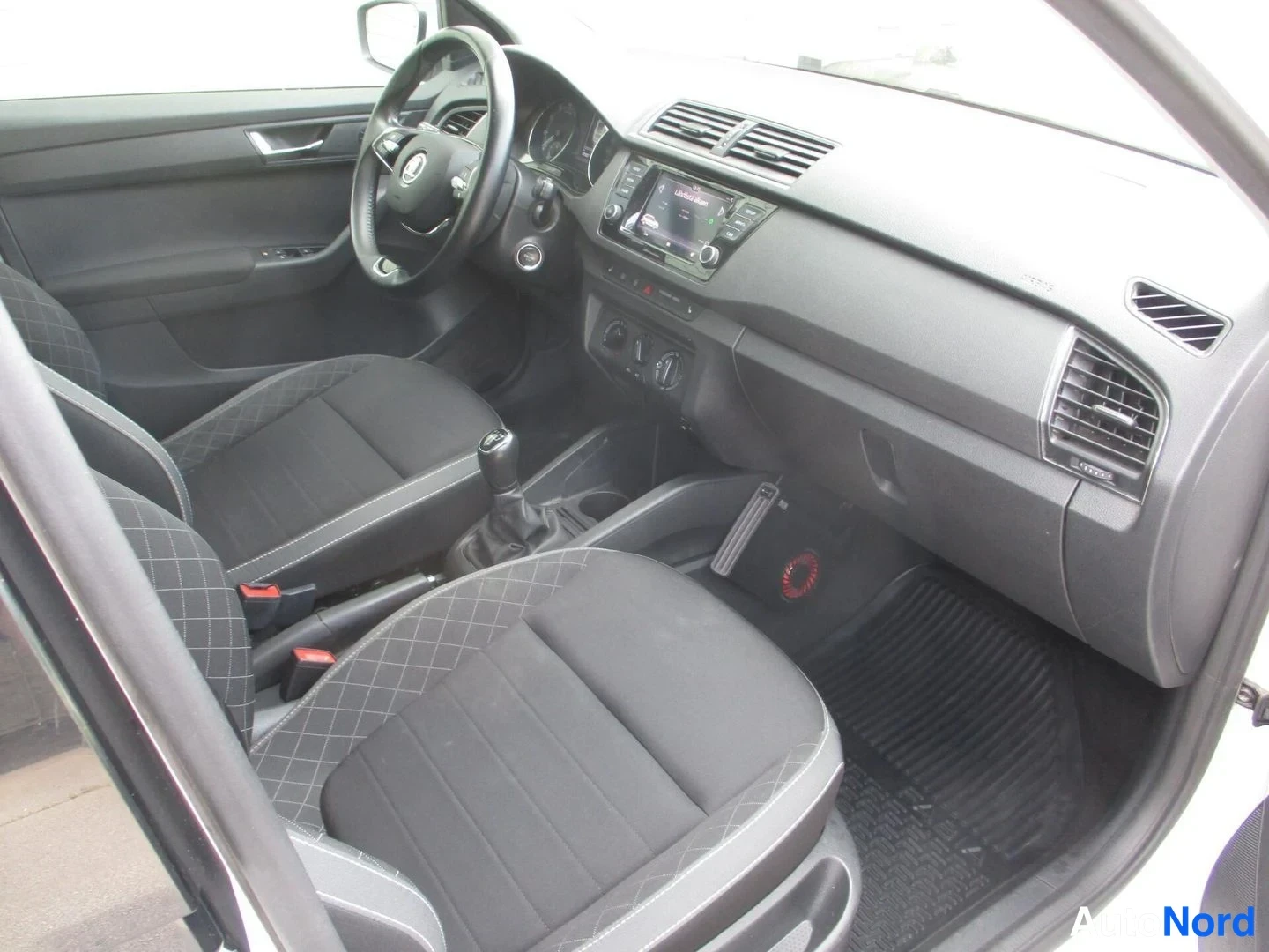 Valkoinen Skoda Fabia 2021, kuva 22