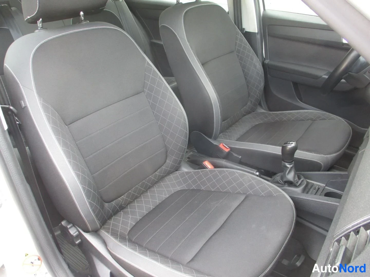 Valkoinen Skoda Fabia 2021, etuistuimet, kuva 9
