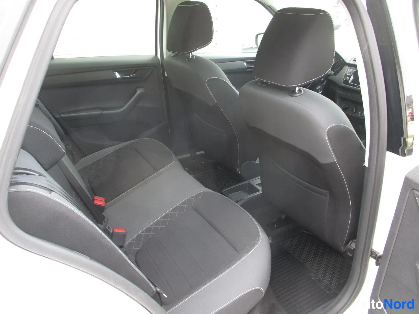 Valkoinen Skoda Fabia 2021, takaistuimet, kuva 11