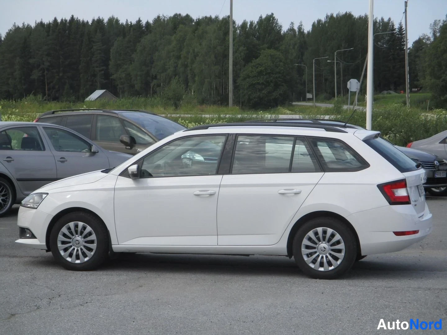 Valkoinen Skoda Fabia 2021, etuviisto, keula vasemmalle, kuva 2
