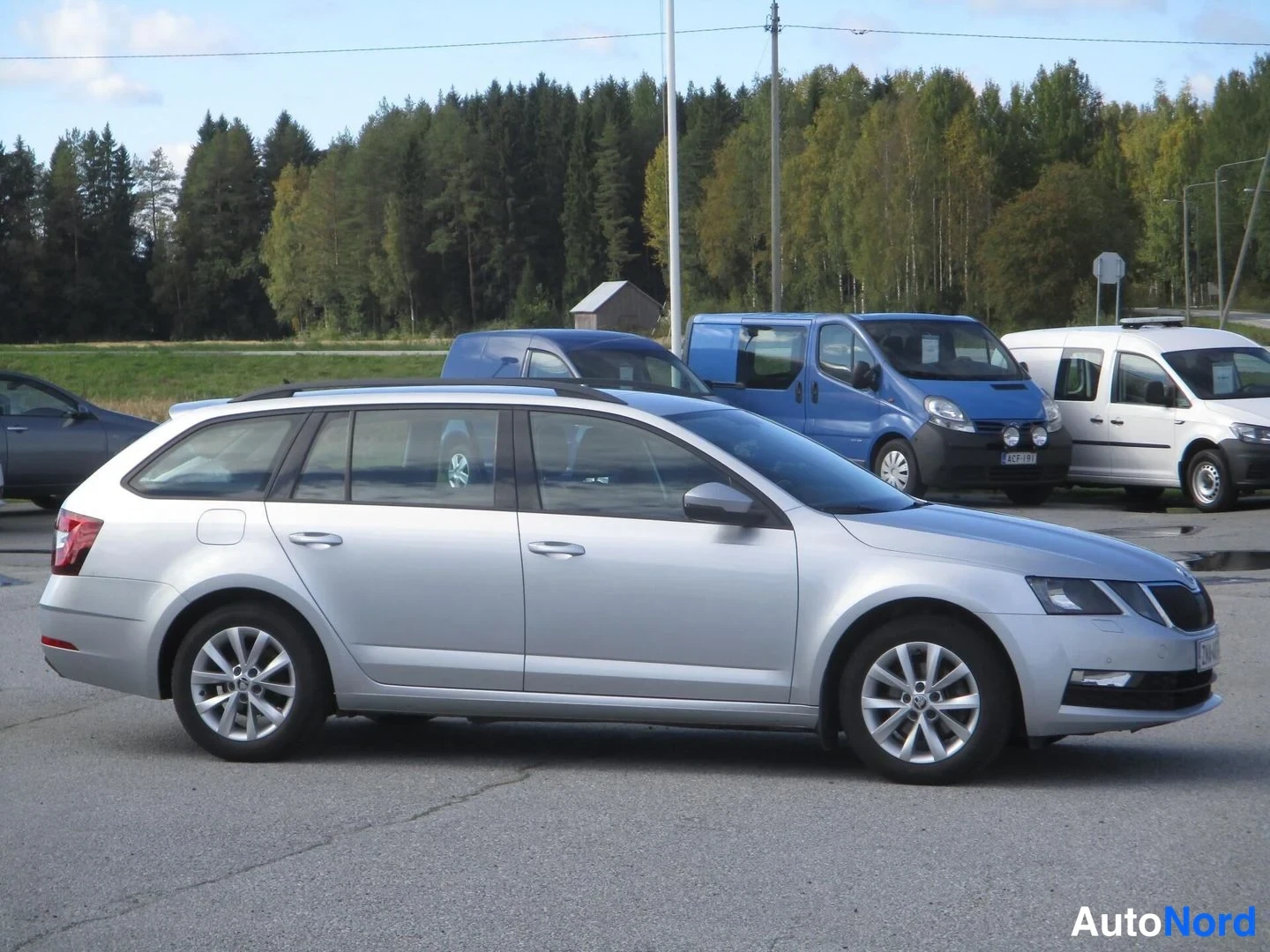 Hopea Skoda Octavia 2020, etuviisto, keula oikealle, kuva 3