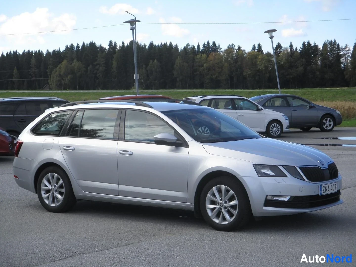 Hopea Skoda Octavia 2020, etuviisto, keula oikealle, kuva 4