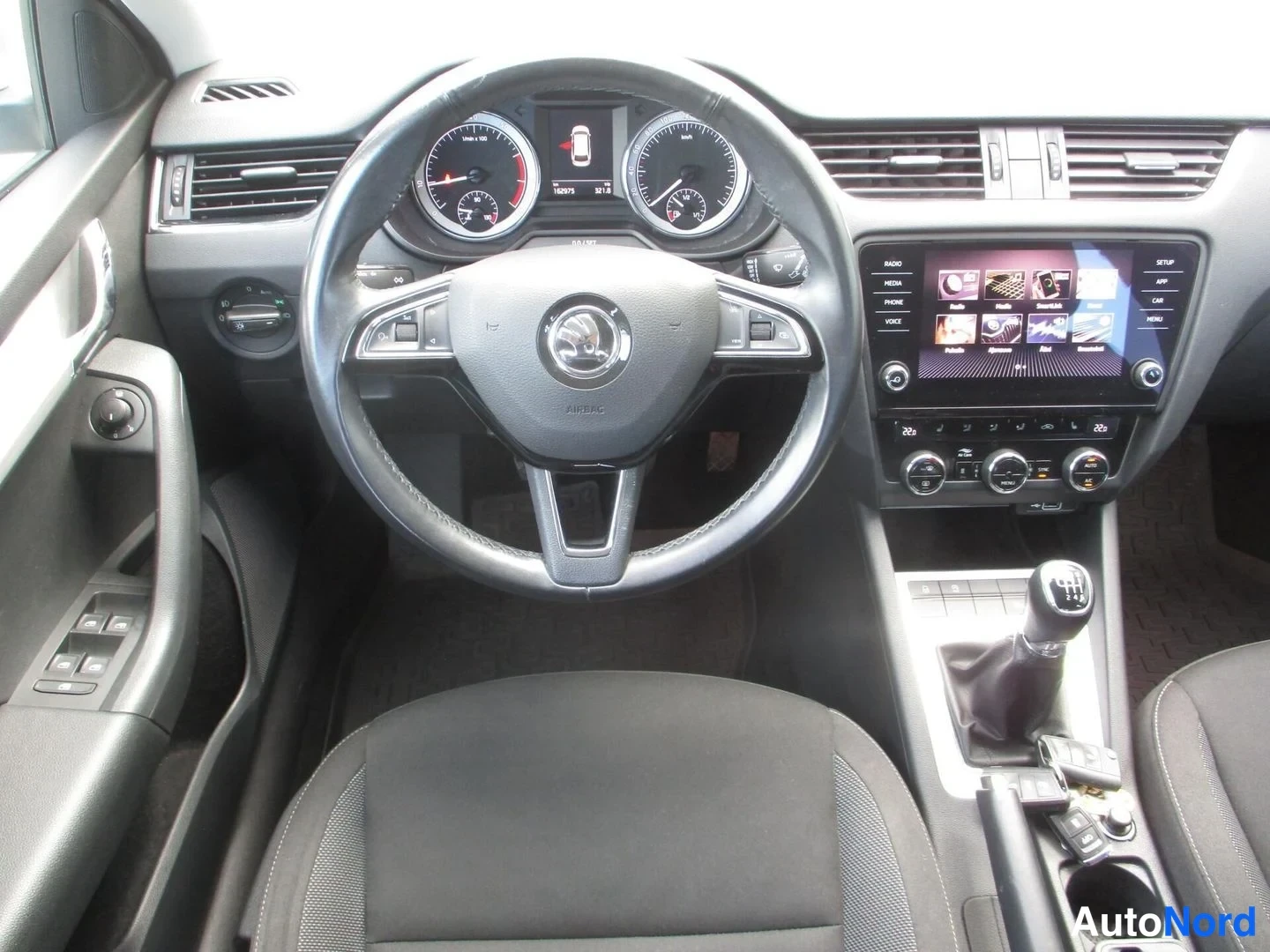 Hopea Skoda Octavia 2020, ohjaamo, kuva 11