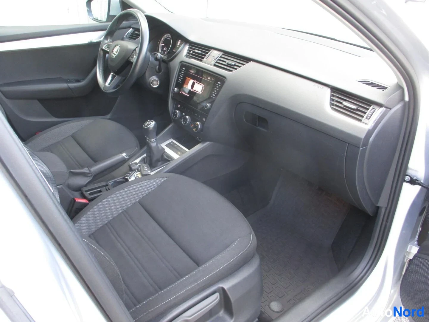 Hopea Skoda Octavia 2020, ohjaamo, kuva 12