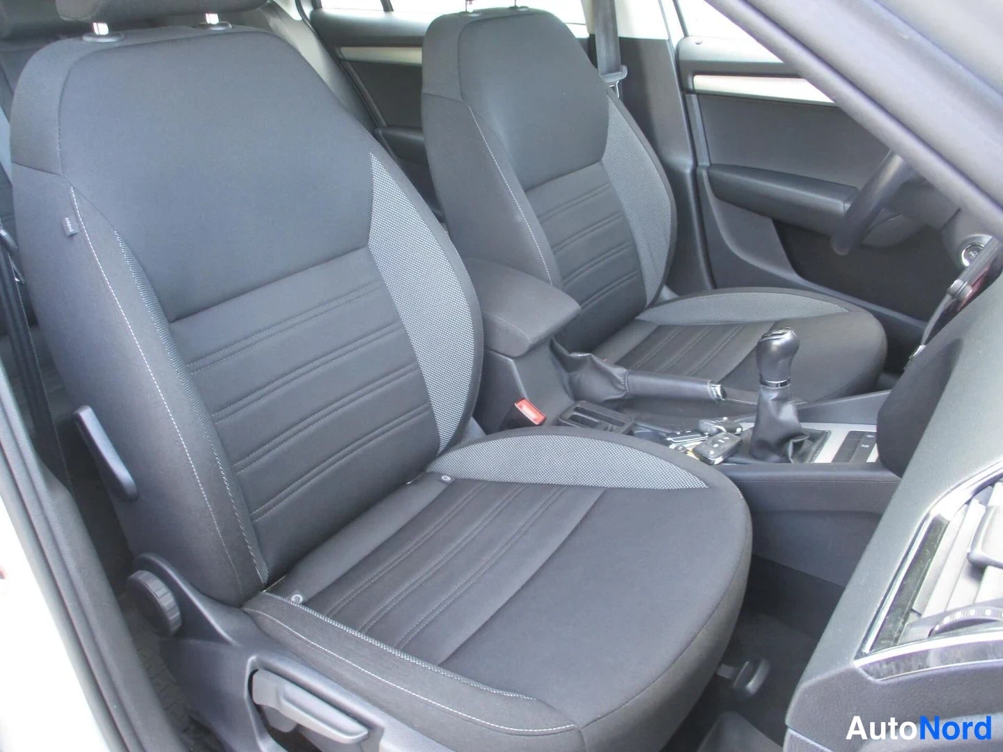 Hopea Skoda Octavia 2020, etuistuimet, kuva 13