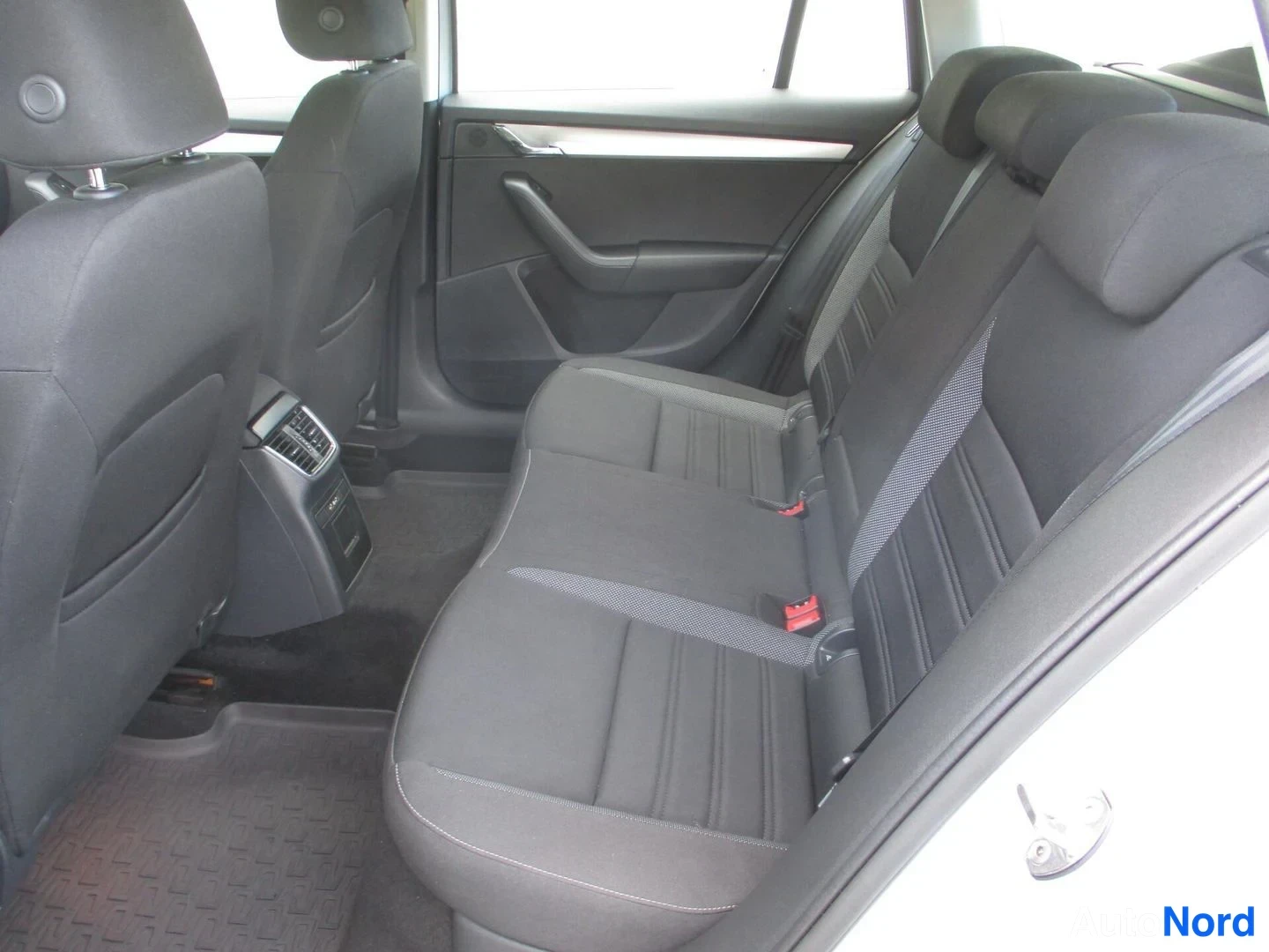 Hopea Skoda Octavia 2020, takaistuimet, kuva 14