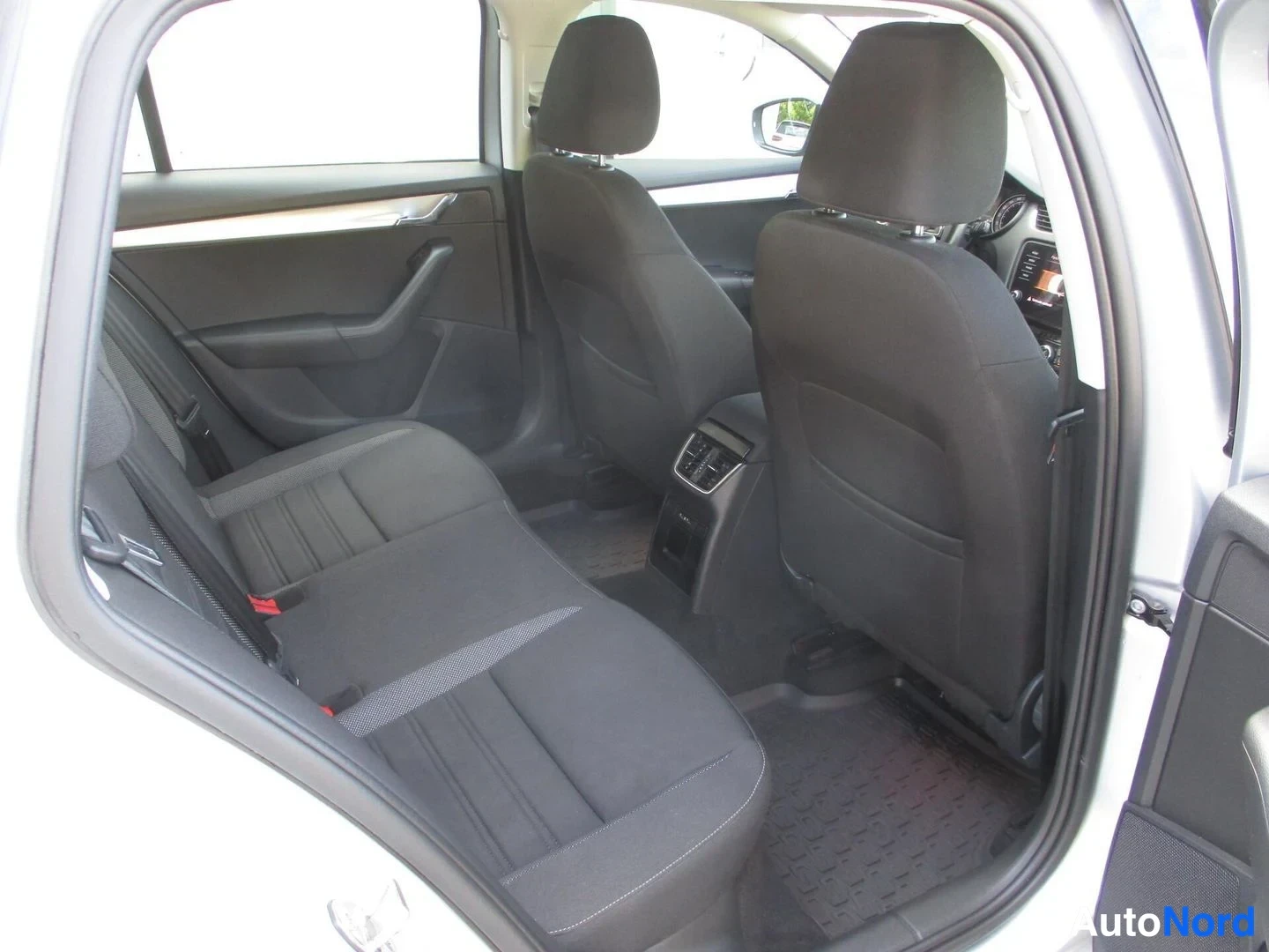 Hopea Skoda Octavia 2020, takaistuimet, kuva 15