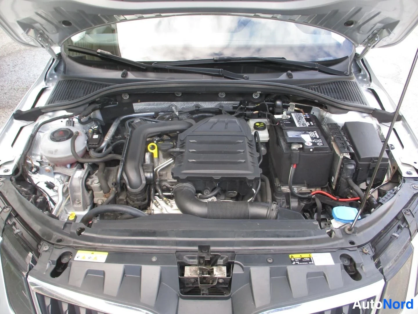 Hopea Skoda Octavia 2020, moottoritila, kuva 17