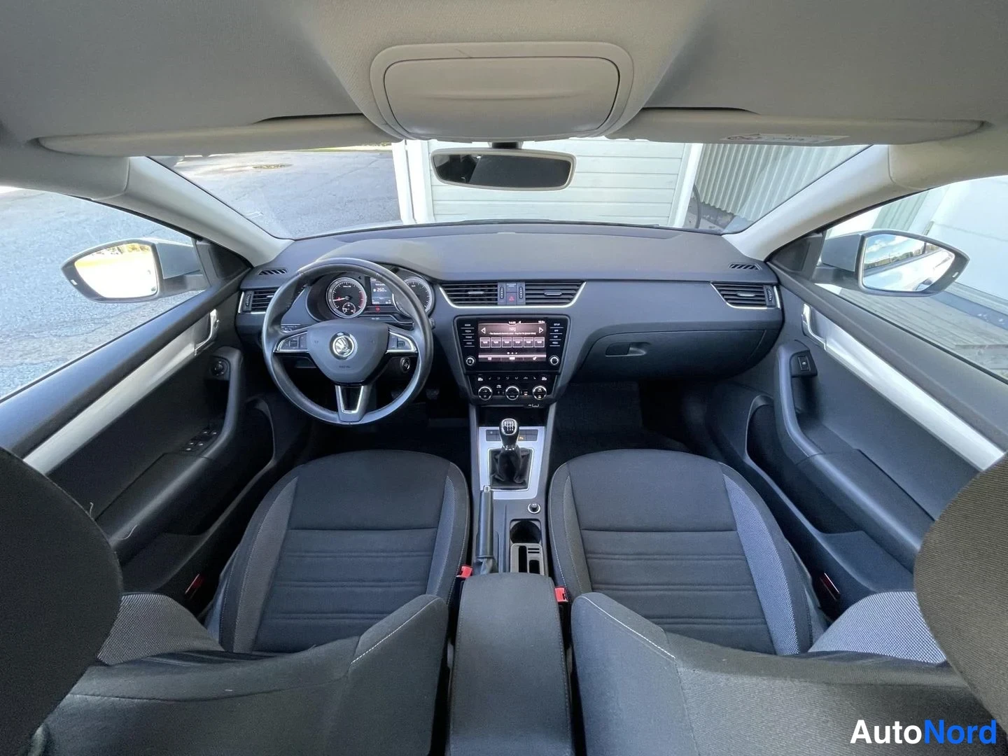 Hopea Skoda Octavia 2020, ohjaamo, kuva 9