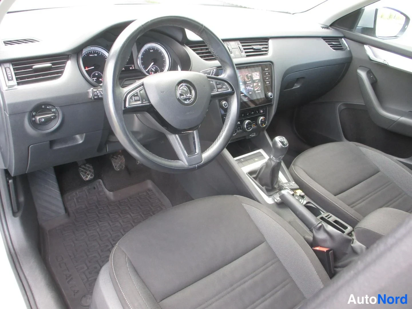 Hopea Skoda Octavia 2020, ohjaamo, kuva 10