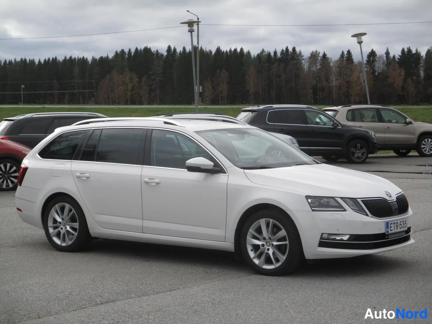 Valkoinen Skoda Octavia 2020, etuviisto, keula oikealle, kuva 5