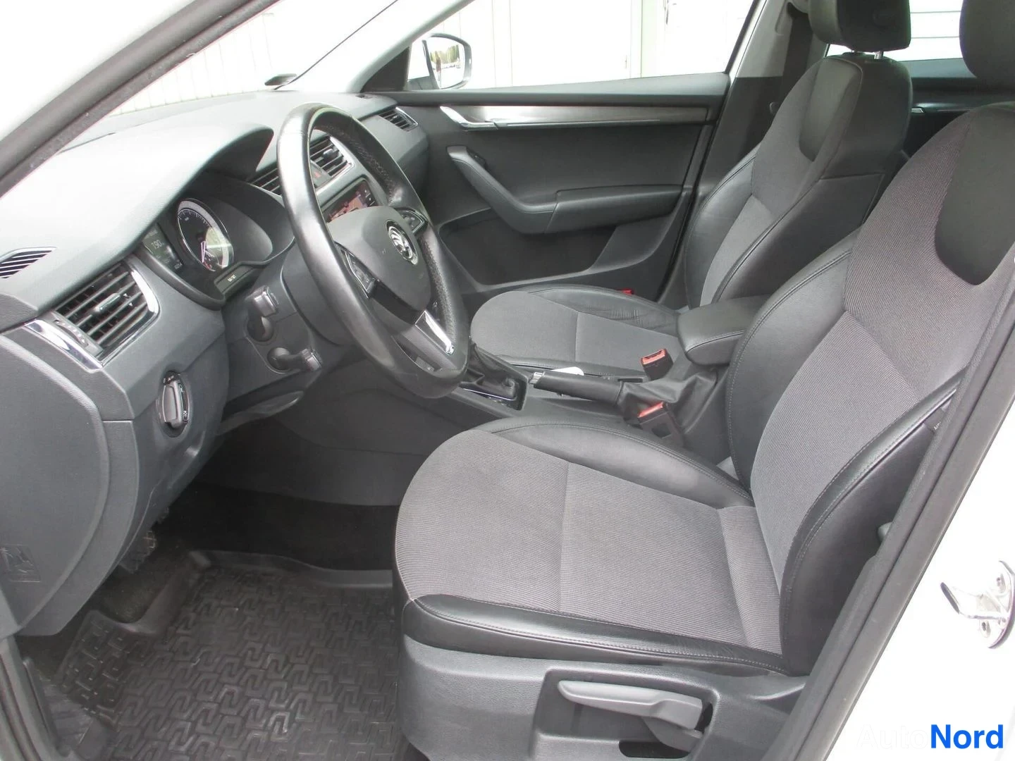 Valkoinen Skoda Octavia 2020, ohjaamo, kuva 11