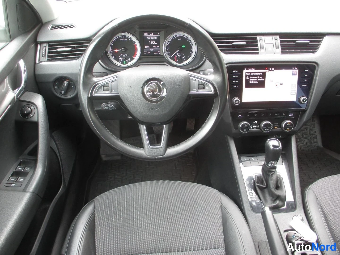 Valkoinen Skoda Octavia 2020, ohjaamo, kuva 12