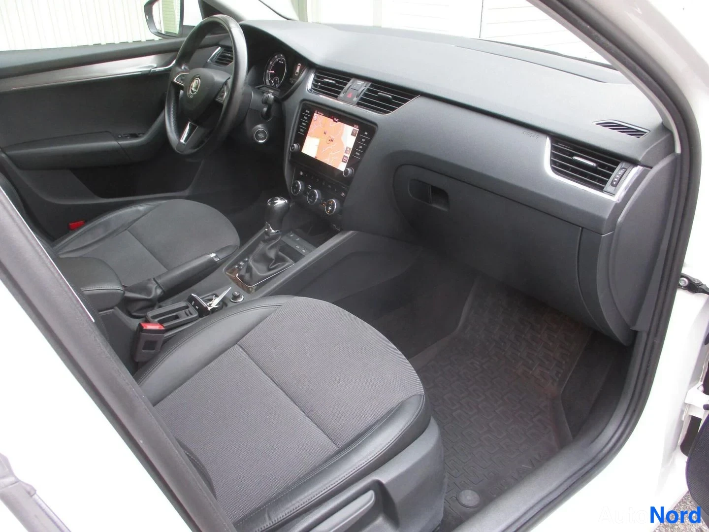 Valkoinen Skoda Octavia 2020, ohjaamo, kuva 13