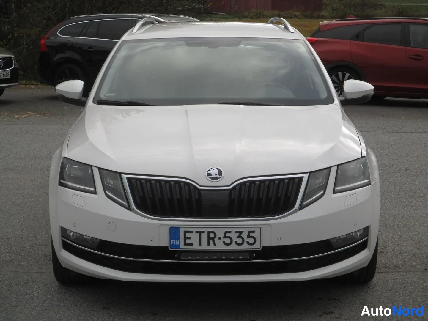 Valkoinen Skoda Octavia 2020, edestä, kuva 6