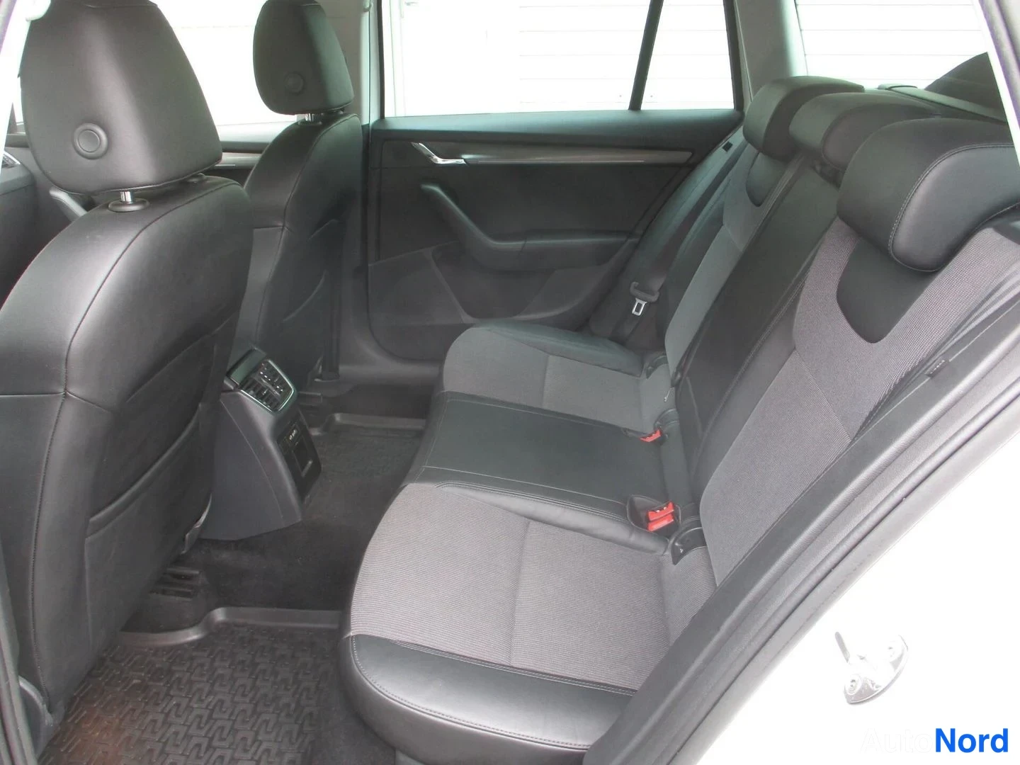 Valkoinen Skoda Octavia 2020, takaistuimet, kuva 15