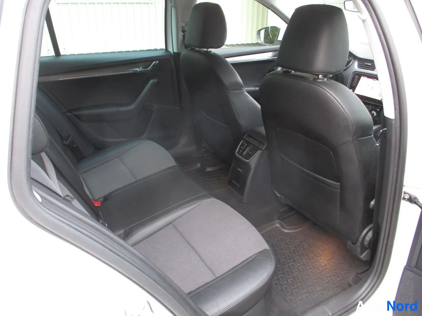 Valkoinen Skoda Octavia 2020, takaistuimet, kuva 16