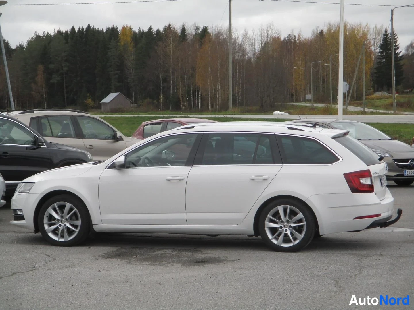 Valkoinen Skoda Octavia 2020, etuviisto, keula vasemmalle, kuva 3