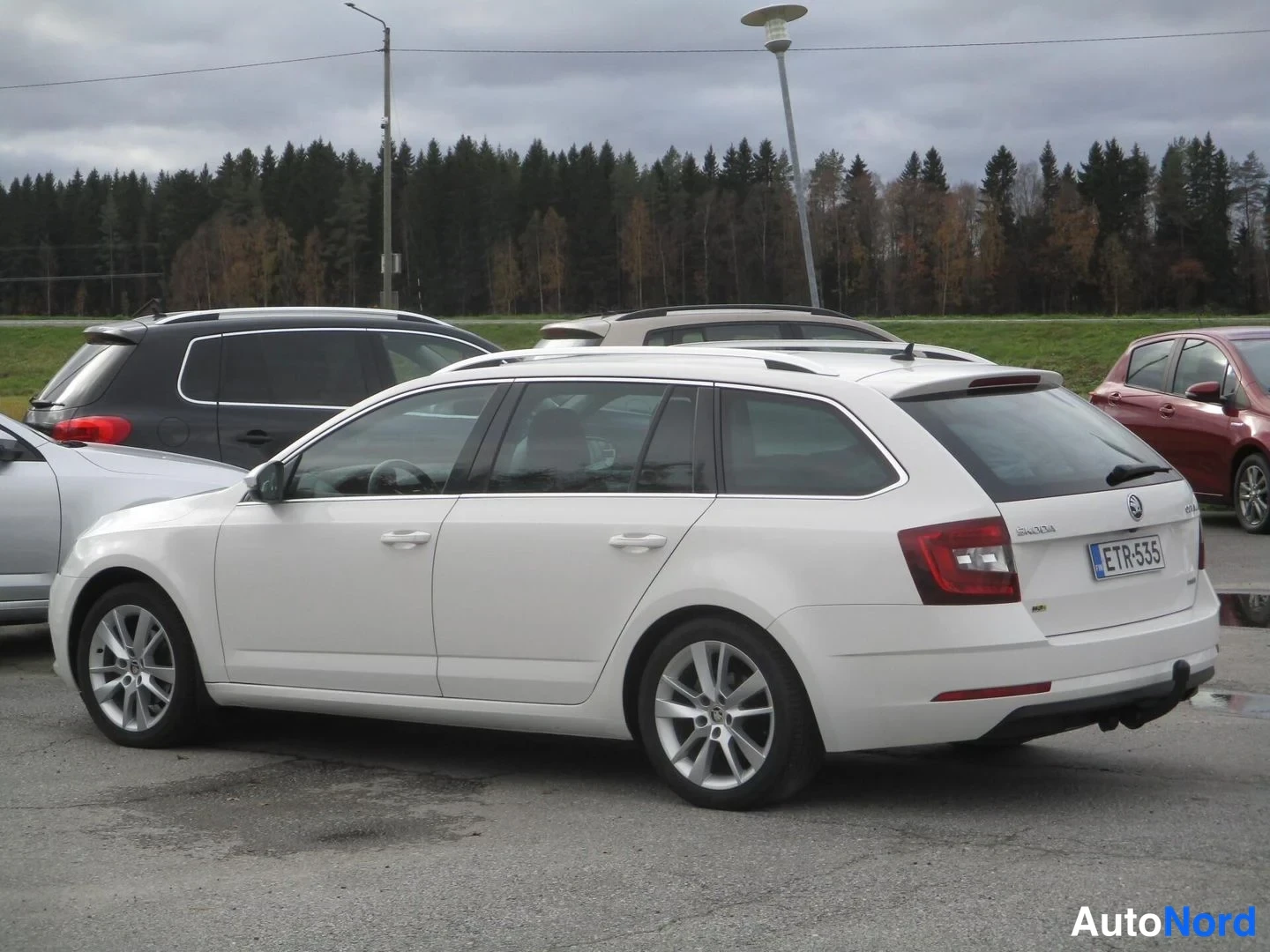 Valkoinen Skoda Octavia 2020, etuviisto, keula vasemmalle, kuva 2
