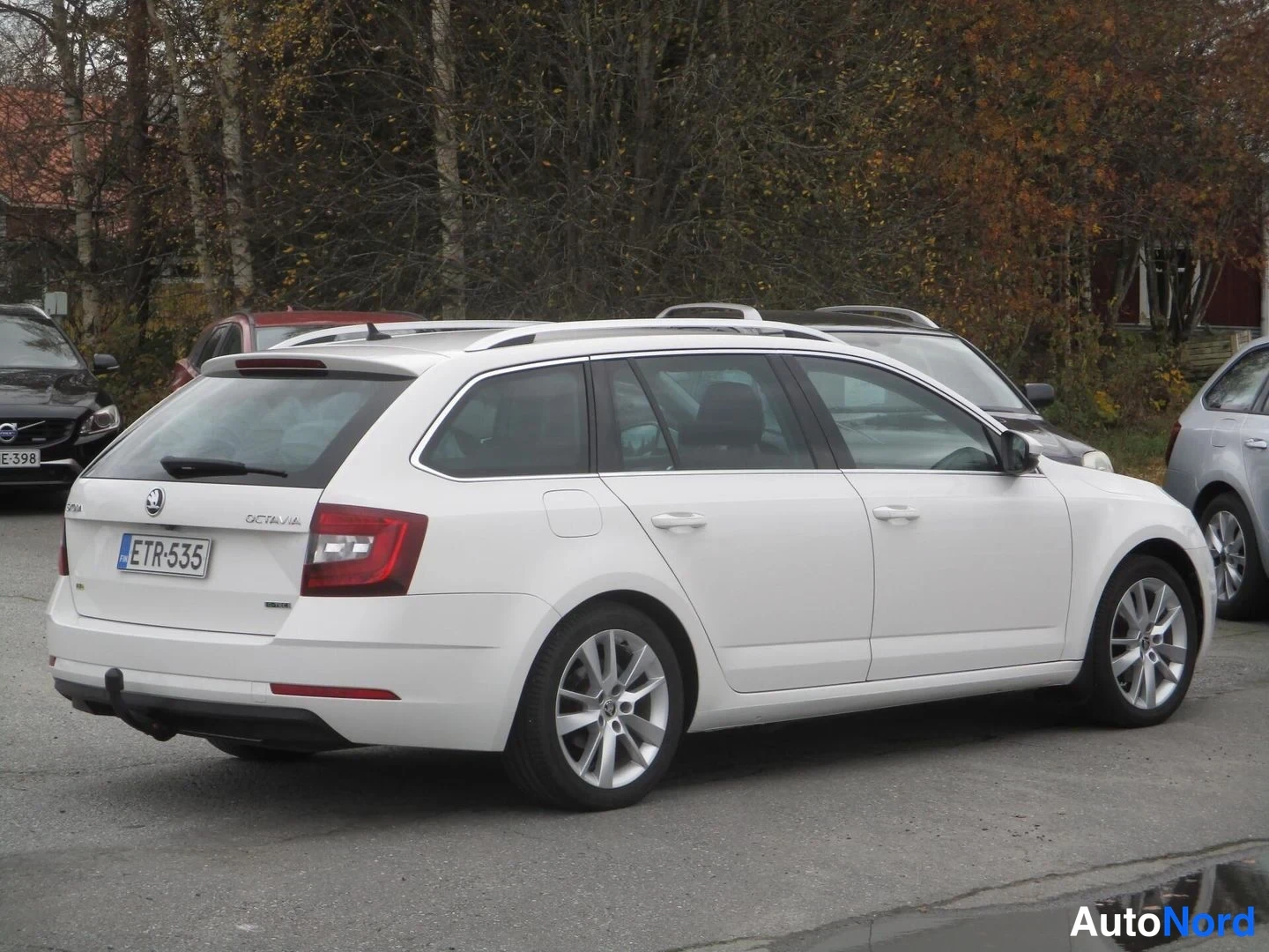 Valkoinen Skoda Octavia 2020, takaviisto, kuva 7
