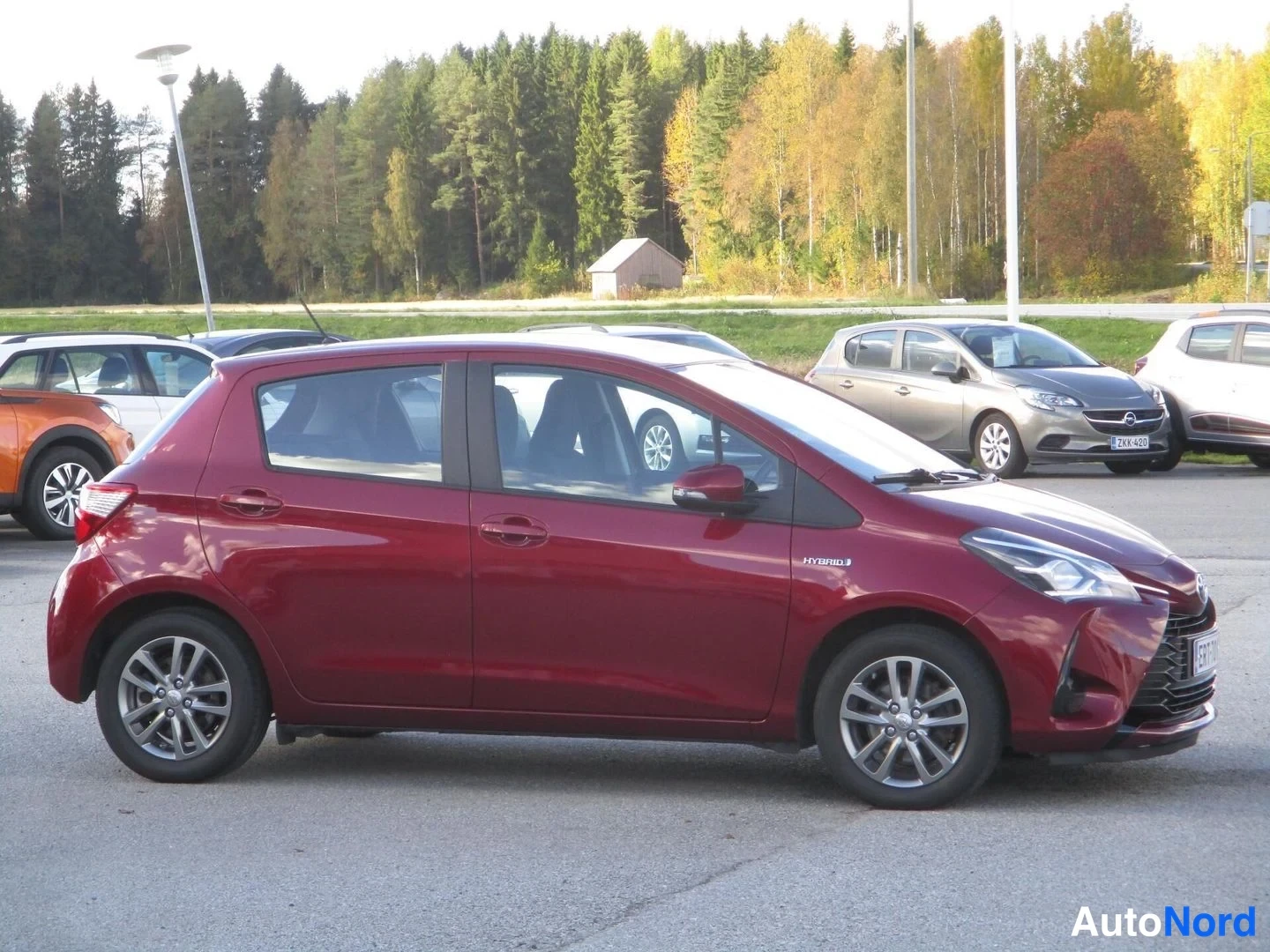Punainen Toyota Yaris 2019, etuviisto, keula oikealle, kuva 3