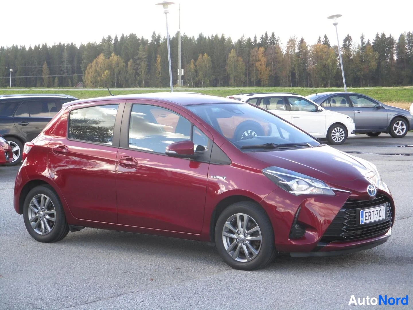 Punainen Toyota Yaris 2019, etuviisto, keula oikealle, kuva 4