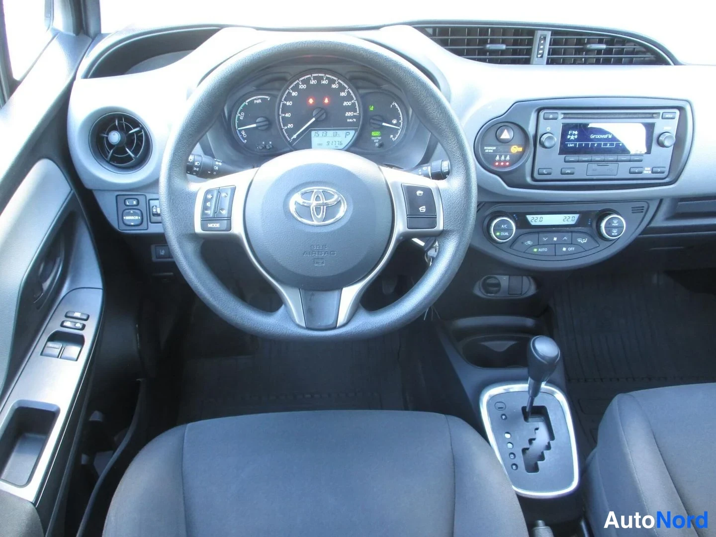 Punainen Toyota Yaris 2019, ohjaamo, kuva 11
