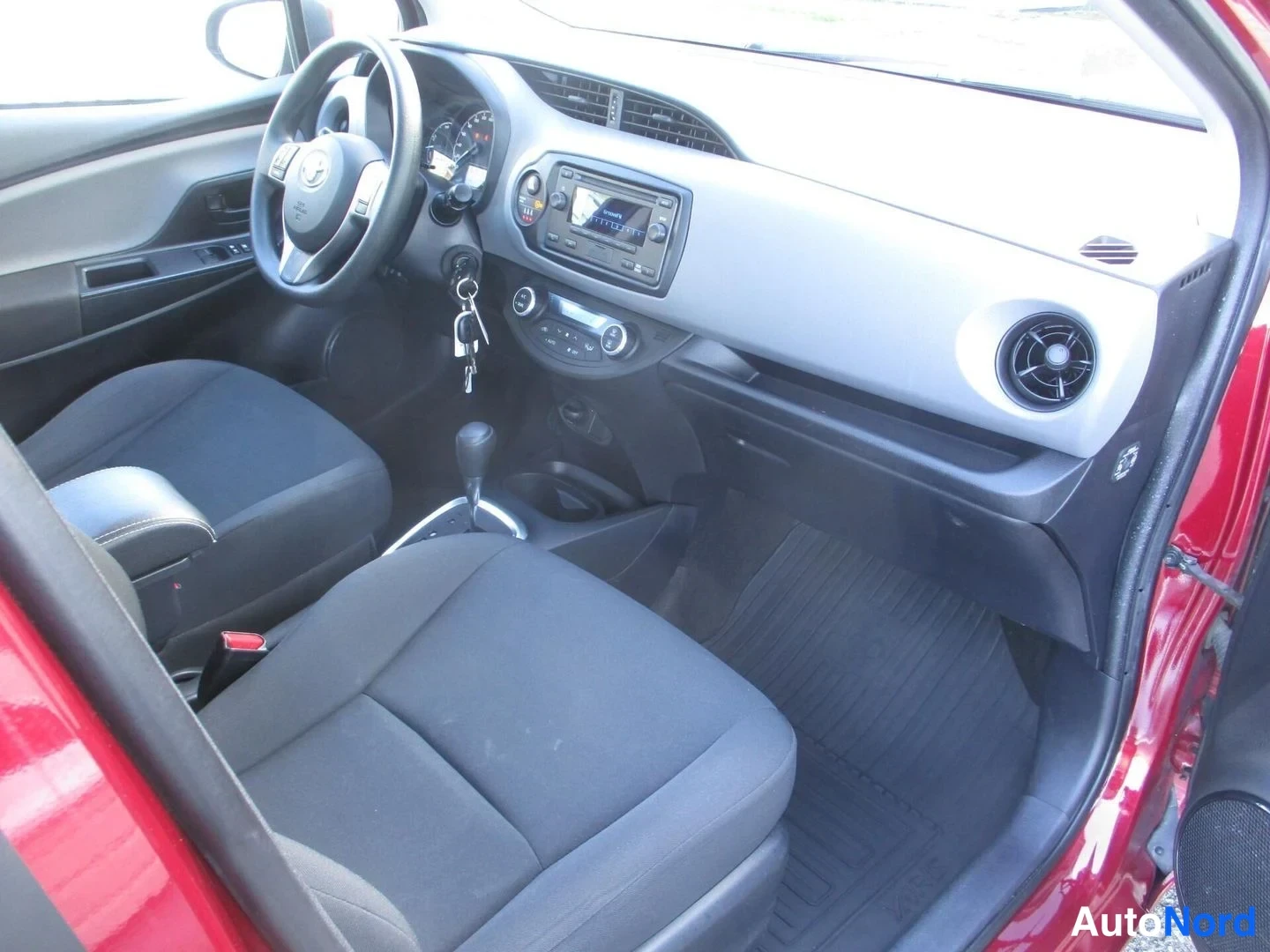 Punainen Toyota Yaris 2019, ohjaamo, kuva 12