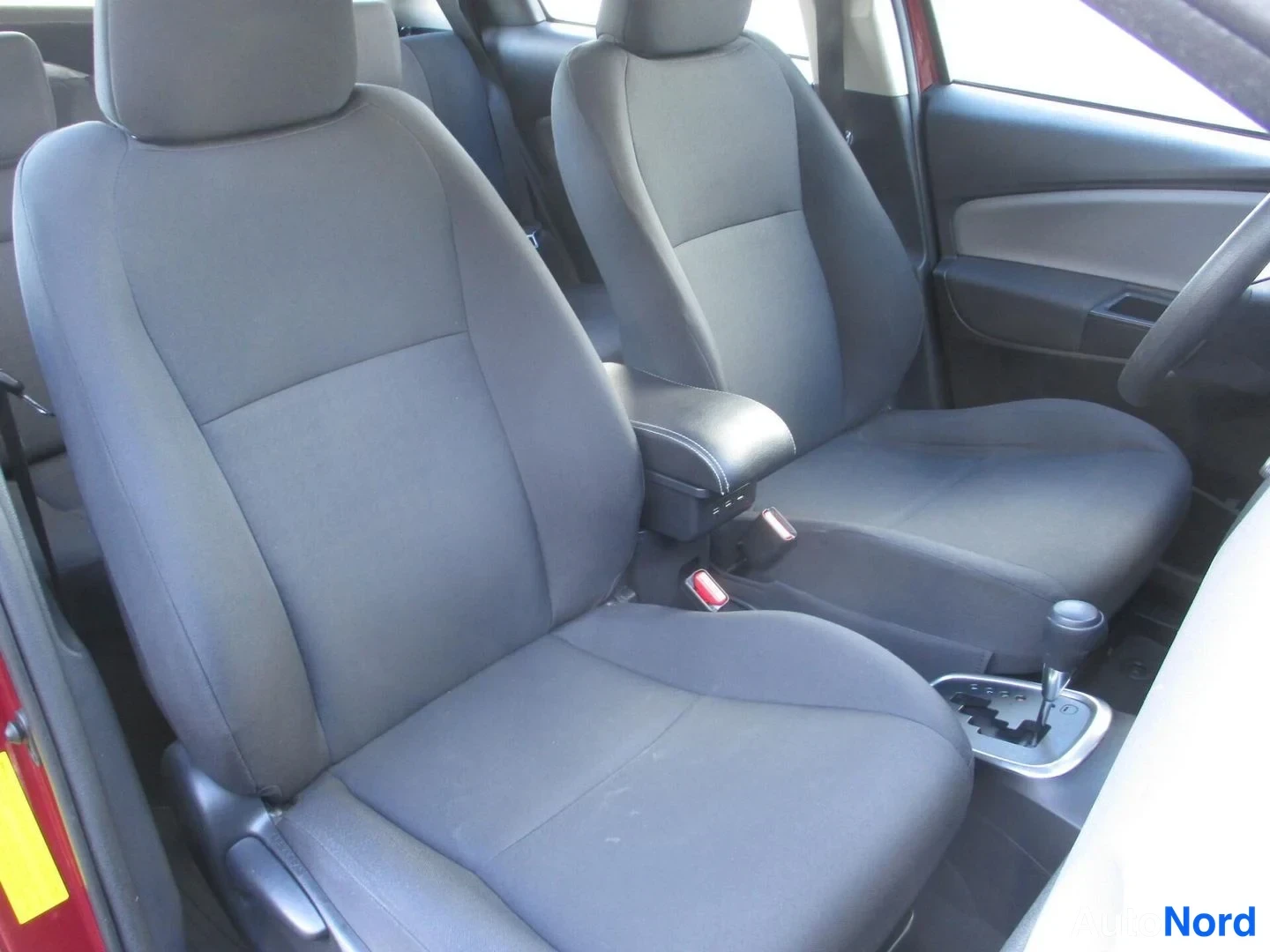 Punainen Toyota Yaris 2019, etuistuimet, kuva 13