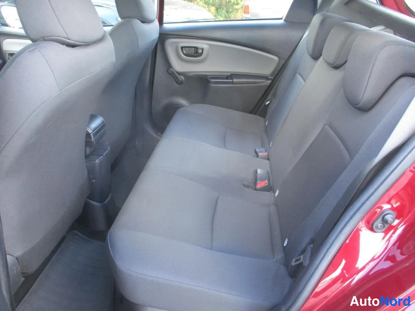 Punainen Toyota Yaris 2019, takaistuimet, kuva 14