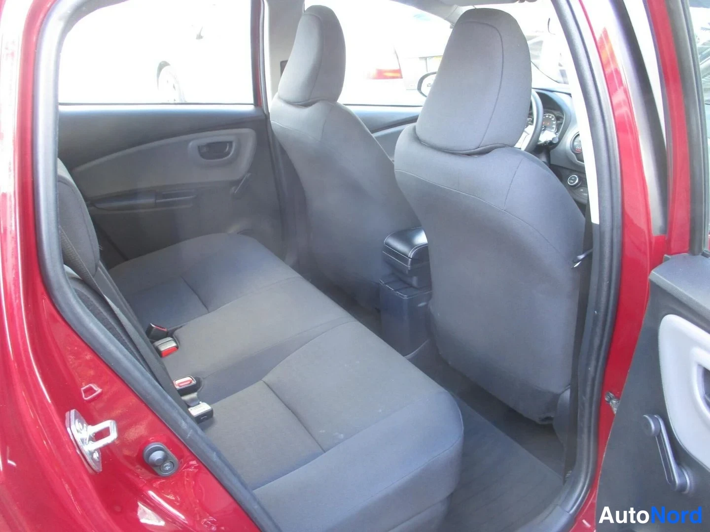 Punainen Toyota Yaris 2019, takaistuimet, kuva 15