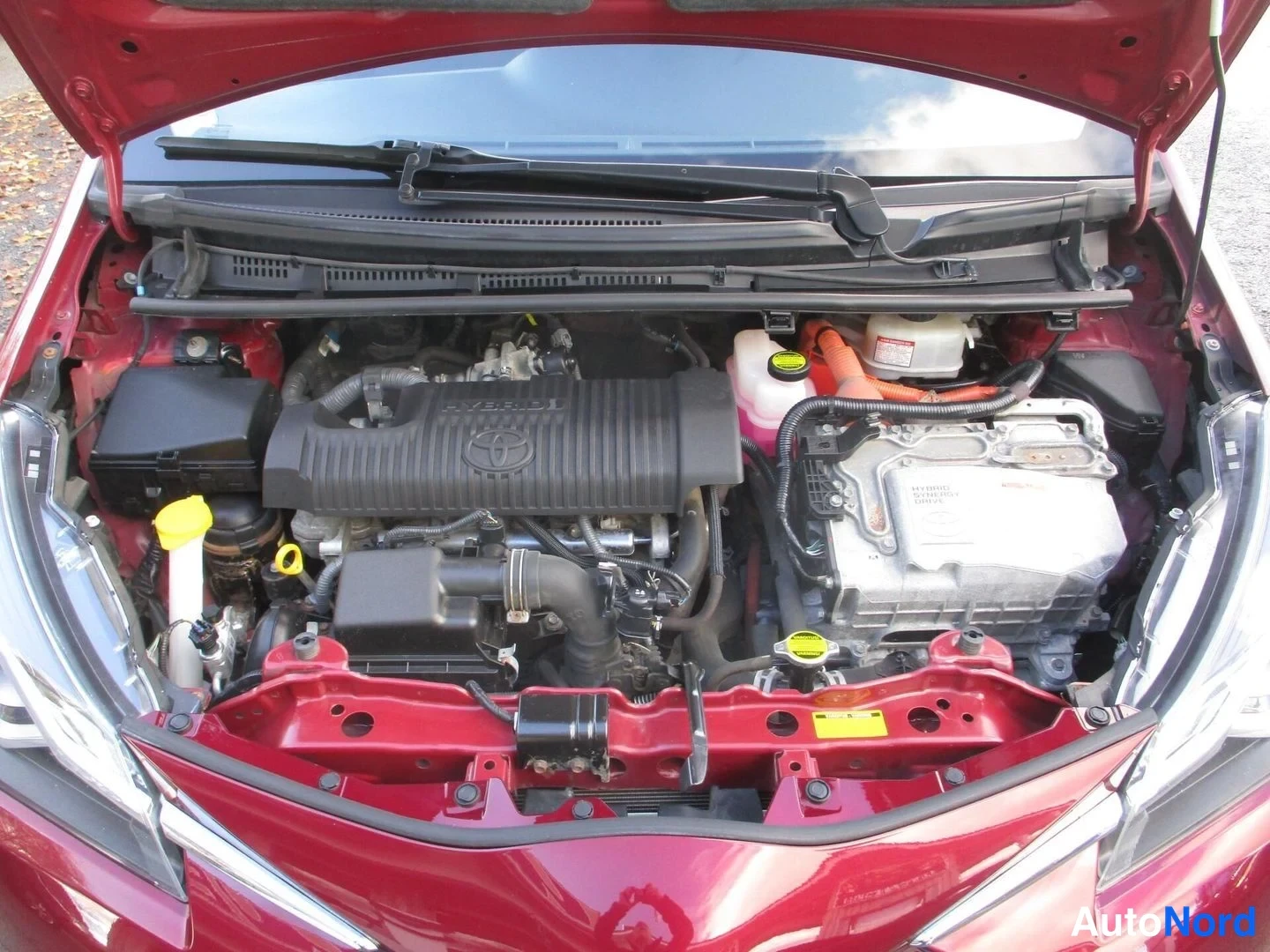 Punainen Toyota Yaris 2019, moottoritila, kuva 17