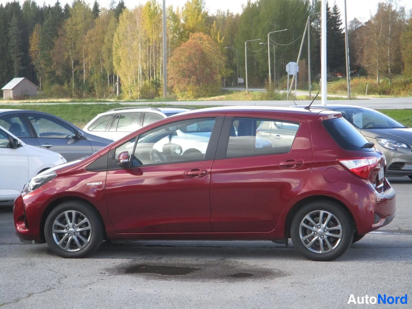 Punainen Toyota Yaris 2019, etuviisto, keula vasemmalle, kuva 2