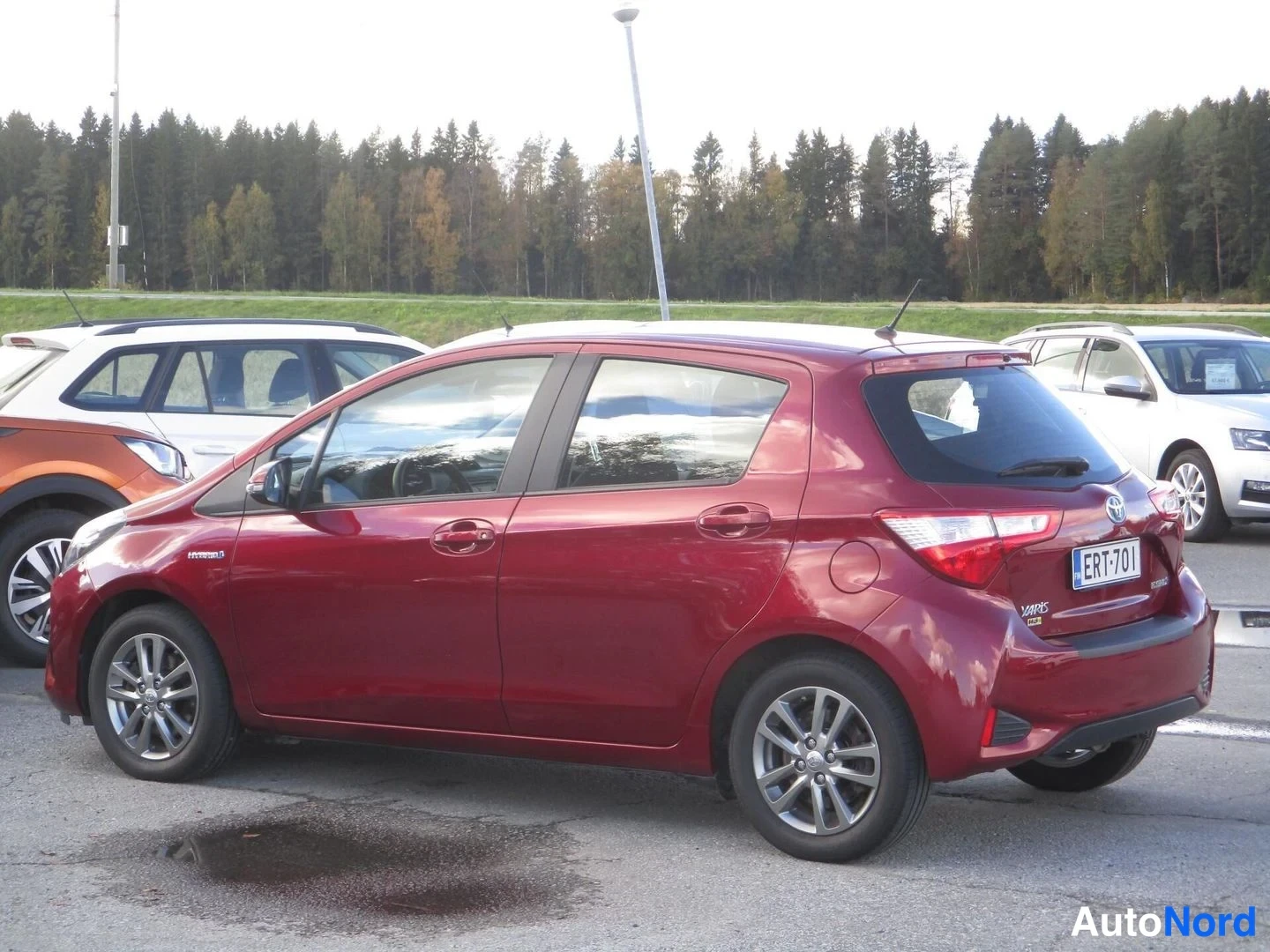 Punainen Toyota Yaris 2019, takaviisto, kuva 6