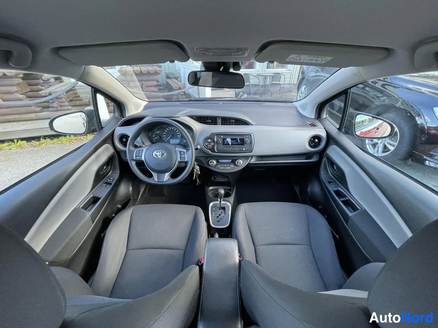 Punainen Toyota Yaris 2019, ohjaamo, kuva 9